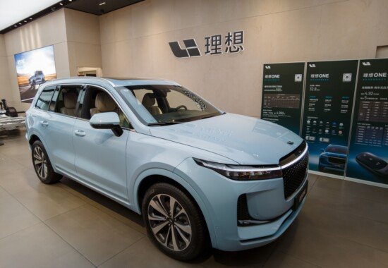 理想汽車（02015）突破百日線大漲5%　AI戰略加持全年營收衝刺2,000億元