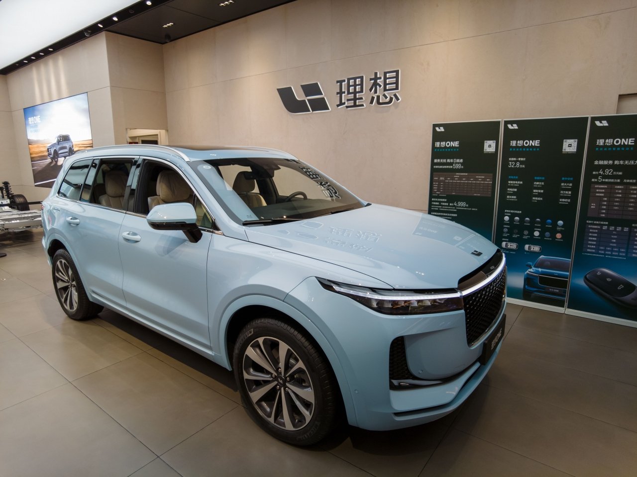 理想汽車（02015）突破百日線大漲5%　AI戰略加持全年營收衝刺2,000億元