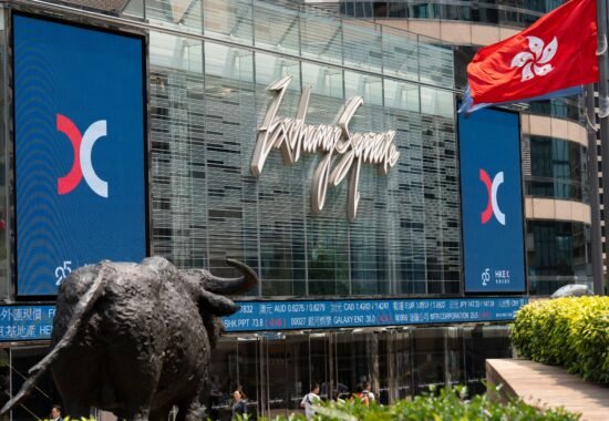 港股反彈創近兩月新高　新能源車與黃金股領漲帶動資金流入