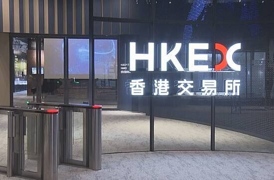 港交所（00388）獲美銀摩通齊上調目標價至440元：新股回暖、成交激增、資金流入助力股價上行