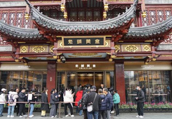 老鋪黃金（06181）股價飆破千元創新高：國際看好、海外布局提速成港股新寵