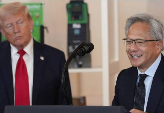 黃仁勳密會特朗普後將訪中　輝達面臨美中AI晶片戰新轉折