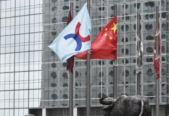港股一度震盪倒升逾百點，突破27000關口