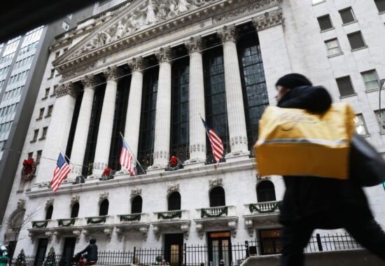 美股連續第三年驚艷上漲！S&P 500 年漲逾17% 創新高