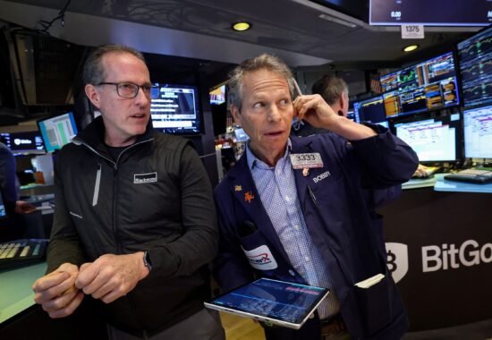 股票期貨下跌：交易員準備迎接重要一周 | 即時更新