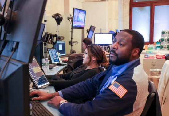 標普500期貨小幅波動 科技股拋售拖累大盤：即時更新