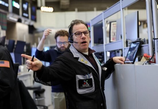 美國對伊朗強硬態度引油價飆升｜股市上漲帶動能源板塊