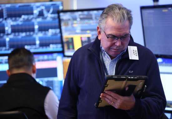 伊朗攻擊後全球市場震盪：油價暴漲、航空股崩跌、公債顛覆避險常規