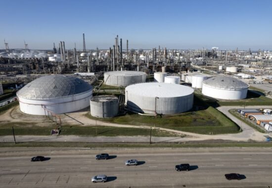 美股期貨穩定 油價攀升引關注走勢預測